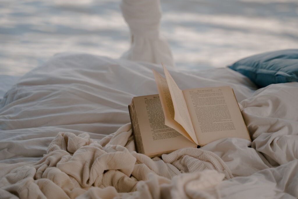 Открытая книга на мягкой постели