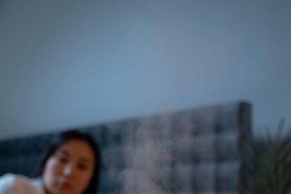 Девушка отдыхает в спальне рядом с работающим увлажнителем воздуха